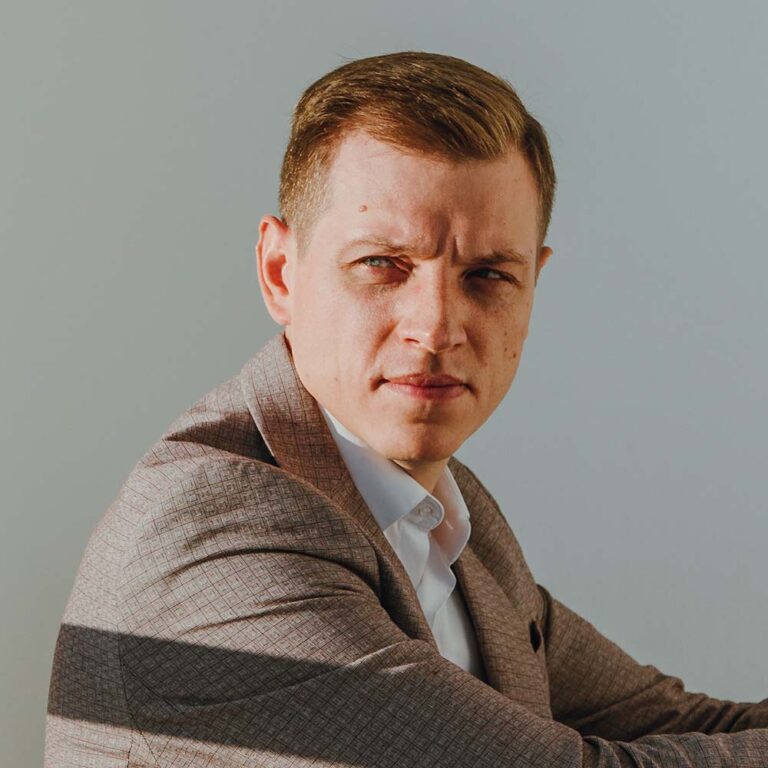 portrait-of-a-young-successful-businessman-2WN6VAD